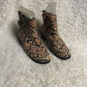 Masseys synthetic snake skin print ankle boots side zipper &buckle accent SZ9.5